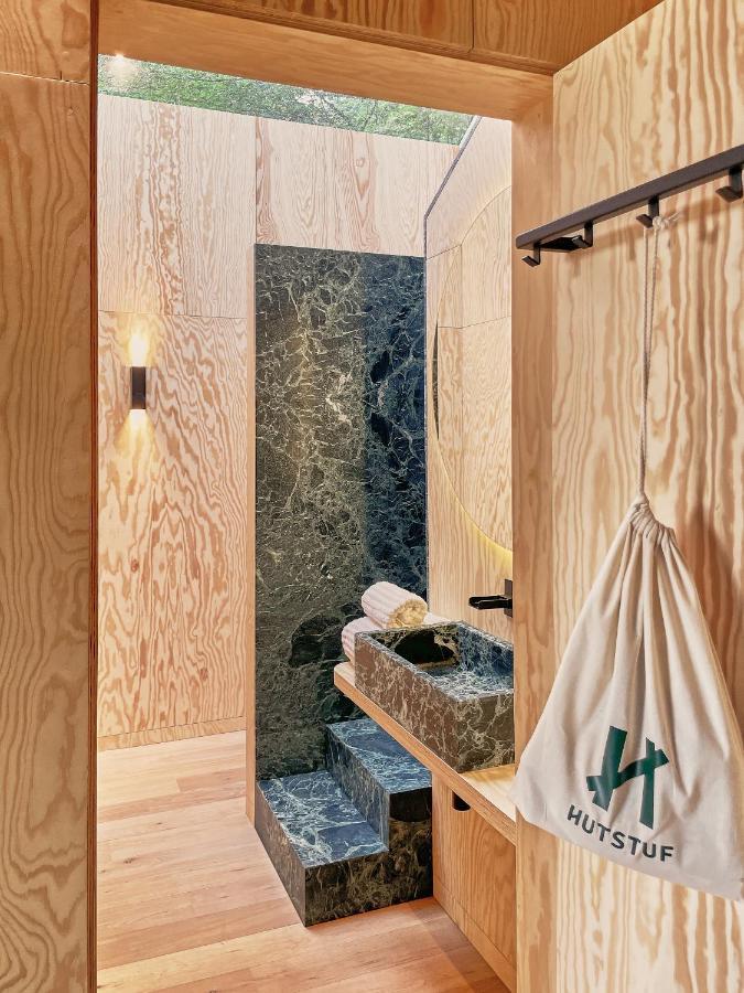 Hutstuf The Beaver & Private Outdoor Spa 라로셰안알데네 외부 사진